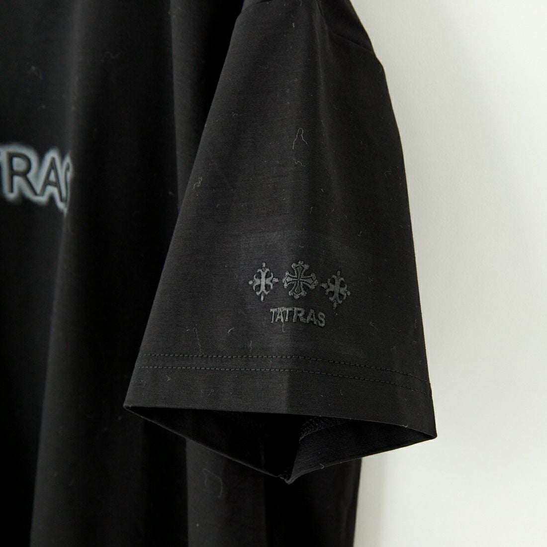 TATRAS [タトラス] 別注 INDEZ ブランドロゴ刺繍Tシャツ [MTIN25S8299-M-JF] BLACK