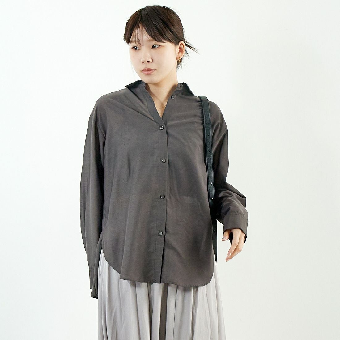 Jf Ready Made [ジェイエフレディメイド] ウシロプリーツ レギュラーシャツ [8859302-01] 13 ﾁｬｺｰﾙ &&モデル身長：167cm 着用サイズ：F&&