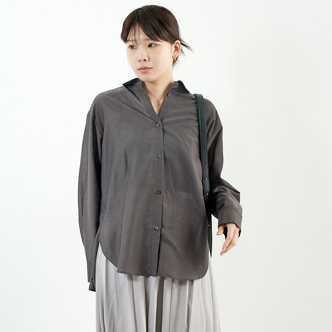 Jf Ready Made [ジェイエフレディメイド] ウシロプリーツ レギュラーシャツ [8859302-01] 13 ﾁｬｺｰﾙ &&モデル身長：167cm 着用サイズ：F&&