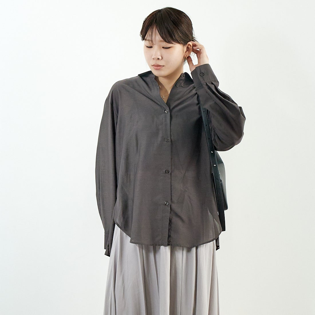 Jf Ready Made [ジェイエフレディメイド] ウシロプリーツ レギュラーシャツ [8859302-01] 13 ﾁｬｺｰﾙ &&モデル身長：167cm 着用サイズ：F&&