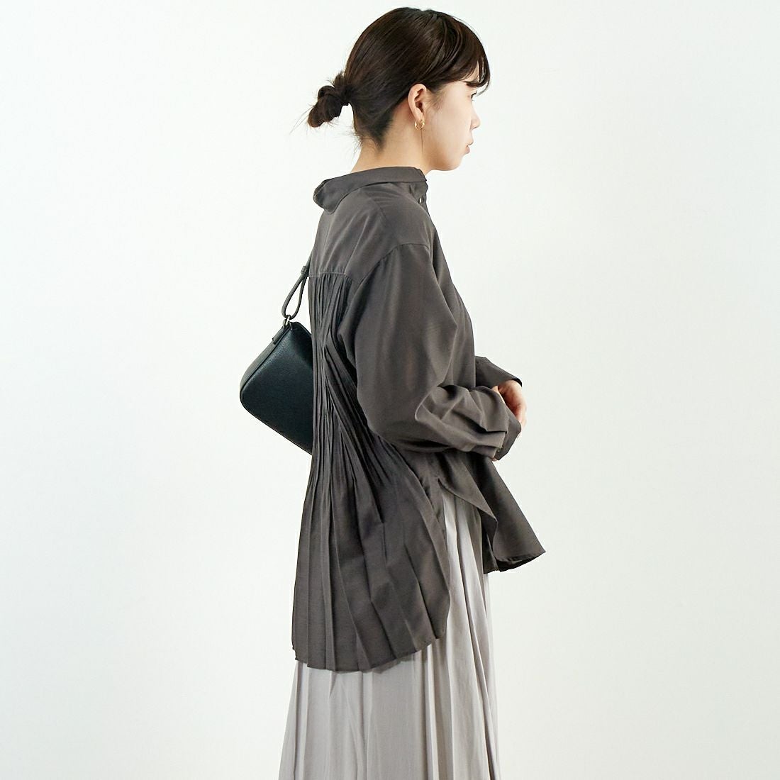 Jf Ready Made [ジェイエフレディメイド] ウシロプリーツ レギュラーシャツ [8859302-01] 13 ﾁｬｺｰﾙ &&モデル身長：167cm 着用サイズ：F&&