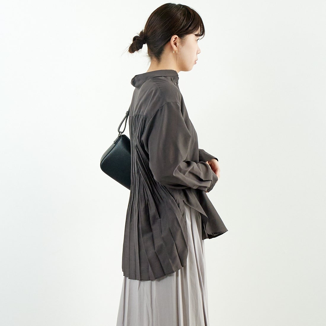 Jf Ready Made [ジェイエフレディメイド] ウシロプリーツ レギュラーシャツ [8859302-01] 13 ﾁｬｺｰﾙ &&モデル身長：167cm 着用サイズ：F&&