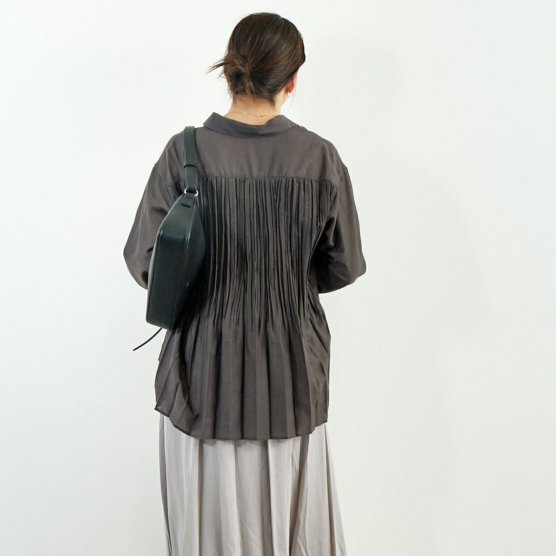 Jf Ready Made [ジェイエフレディメイド] ウシロプリーツ レギュラーシャツ [8859302-01] 13 ﾁｬｺｰﾙ &&モデル身長：167cm 着用サイズ：F&&