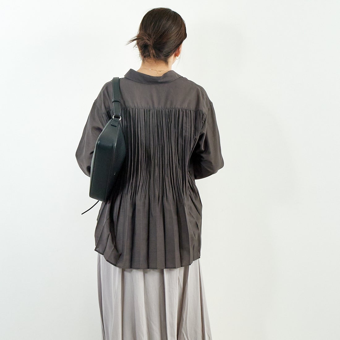 Jf Ready Made [ジェイエフレディメイド] ウシロプリーツ レギュラーシャツ [8859302-01] 13 ﾁｬｺｰﾙ &&モデル身長：167cm 着用サイズ：F&&