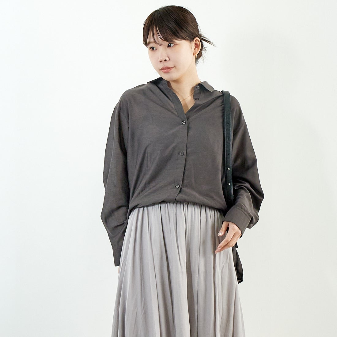 Jf Ready Made [ジェイエフレディメイド] ウシロプリーツ レギュラーシャツ [8859302-01] 13 ﾁｬｺｰﾙ &&モデル身長：167cm 着用サイズ：F&&