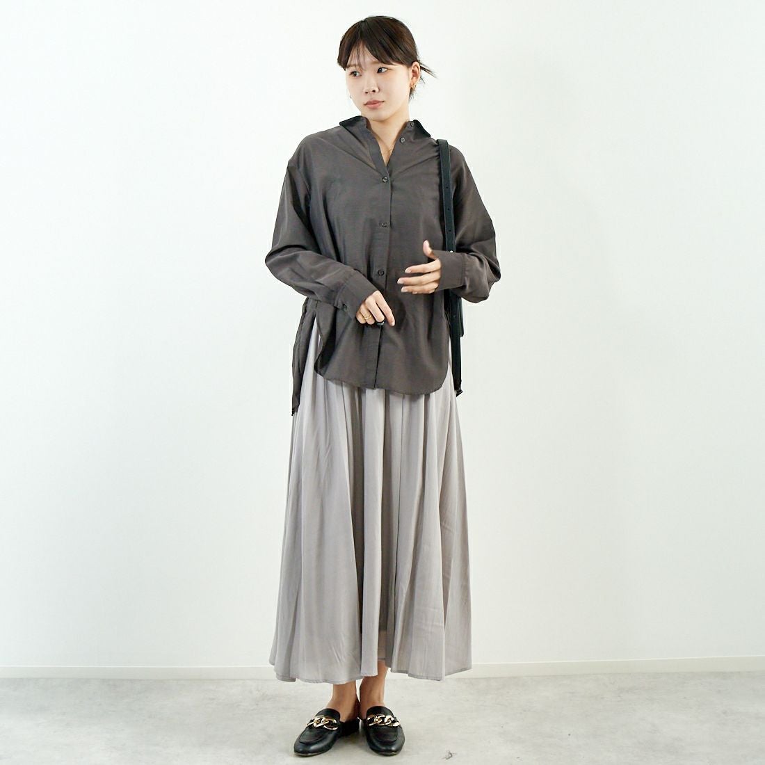 Jf Ready Made [ジェイエフレディメイド] ウシロプリーツ レギュラーシャツ [8859302-01] 13 ﾁｬｺｰﾙ &&モデル身長：167cm 着用サイズ：F&&