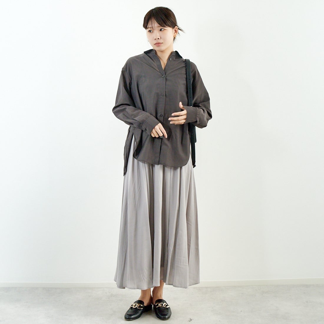 Jf Ready Made [ジェイエフレディメイド] ウシロプリーツ レギュラーシャツ [8859302-01] 13 ﾁｬｺｰﾙ &&モデル身長：167cm 着用サイズ：F&&