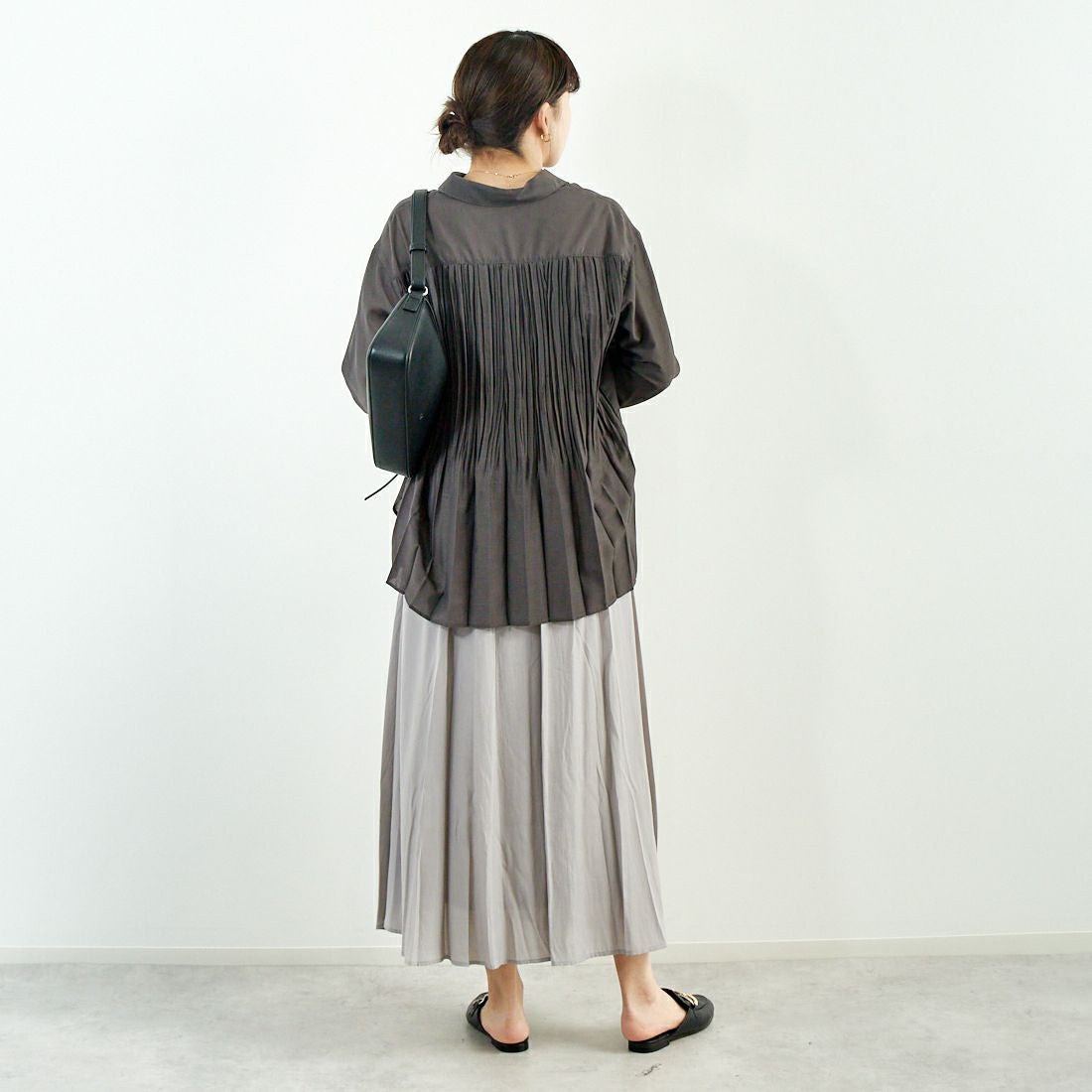 Jf Ready Made [ジェイエフレディメイド] ウシロプリーツ レギュラーシャツ [8859302-01] 13 ﾁｬｺｰﾙ &&モデル身長：167cm 着用サイズ：F&&