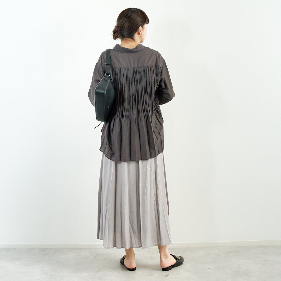 Jf Ready Made [ジェイエフレディメイド] ウシロプリーツ レギュラーシャツ [8859302-01] 13 ﾁｬｺｰﾙ &&モデル身長：167cm 着用サイズ：F&&