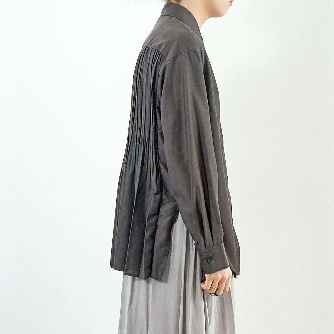 Jf Ready Made [ジェイエフレディメイド] ウシロプリーツ レギュラーシャツ [8859302-01] 13 ﾁｬｺｰﾙ &&モデル身長：167cm 着用サイズ：F&&