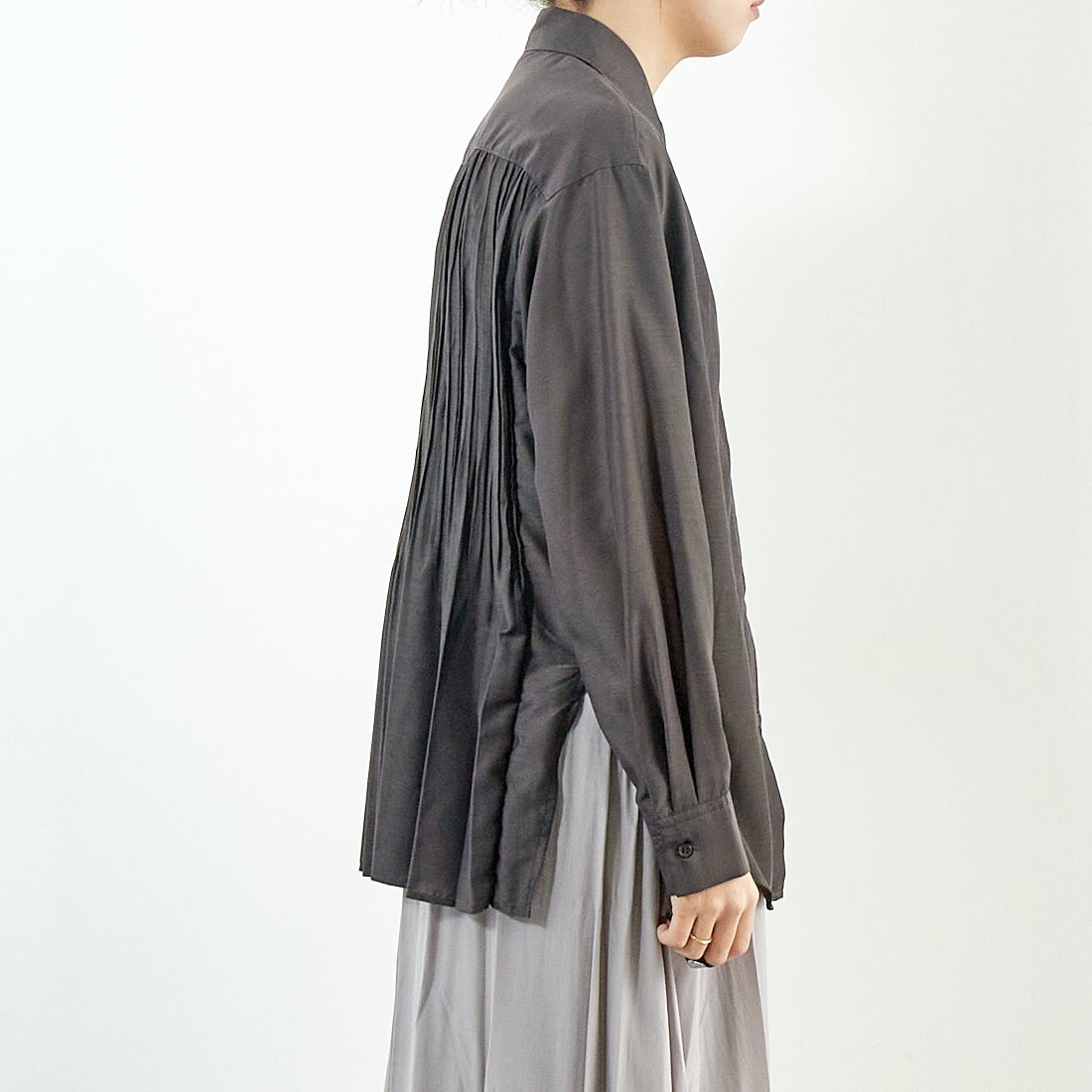 Jf Ready Made [ジェイエフレディメイド] ウシロプリーツ レギュラーシャツ [8859302-01] 13 ﾁｬｺｰﾙ &&モデル身長：167cm 着用サイズ：F&&