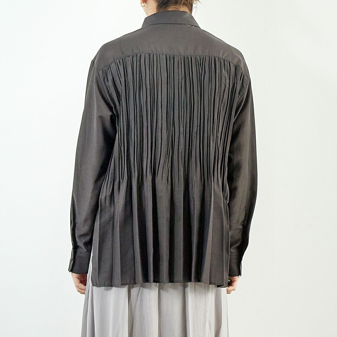 Jf Ready Made [ジェイエフレディメイド] ウシロプリーツ レギュラーシャツ [8859302-01] 13 ﾁｬｺｰﾙ &&モデル身長：167cm 着用サイズ：F&&