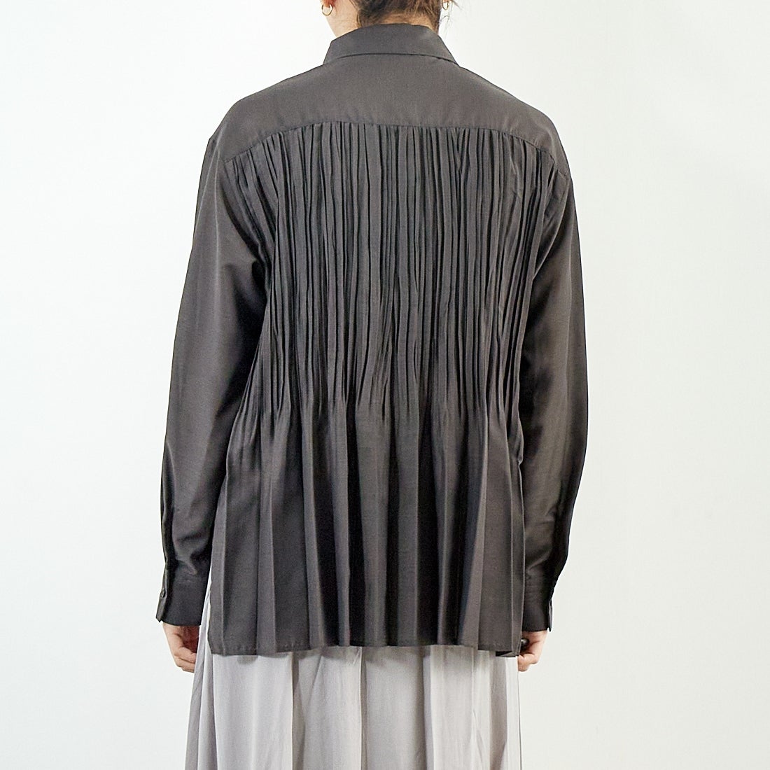 Jf Ready Made [ジェイエフレディメイド] ウシロプリーツ レギュラーシャツ [8859302-01] 13 ﾁｬｺｰﾙ &&モデル身長：167cm 着用サイズ：F&&