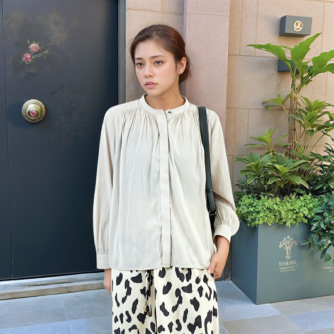 Jf Ready Made [ジェイエフレディメイド] パウダーサテンブラウス [8555344-02] 60 ｸﾞﾚｰｼﾞｭ &&モデル身長：167cm 着用サイズ：F&&