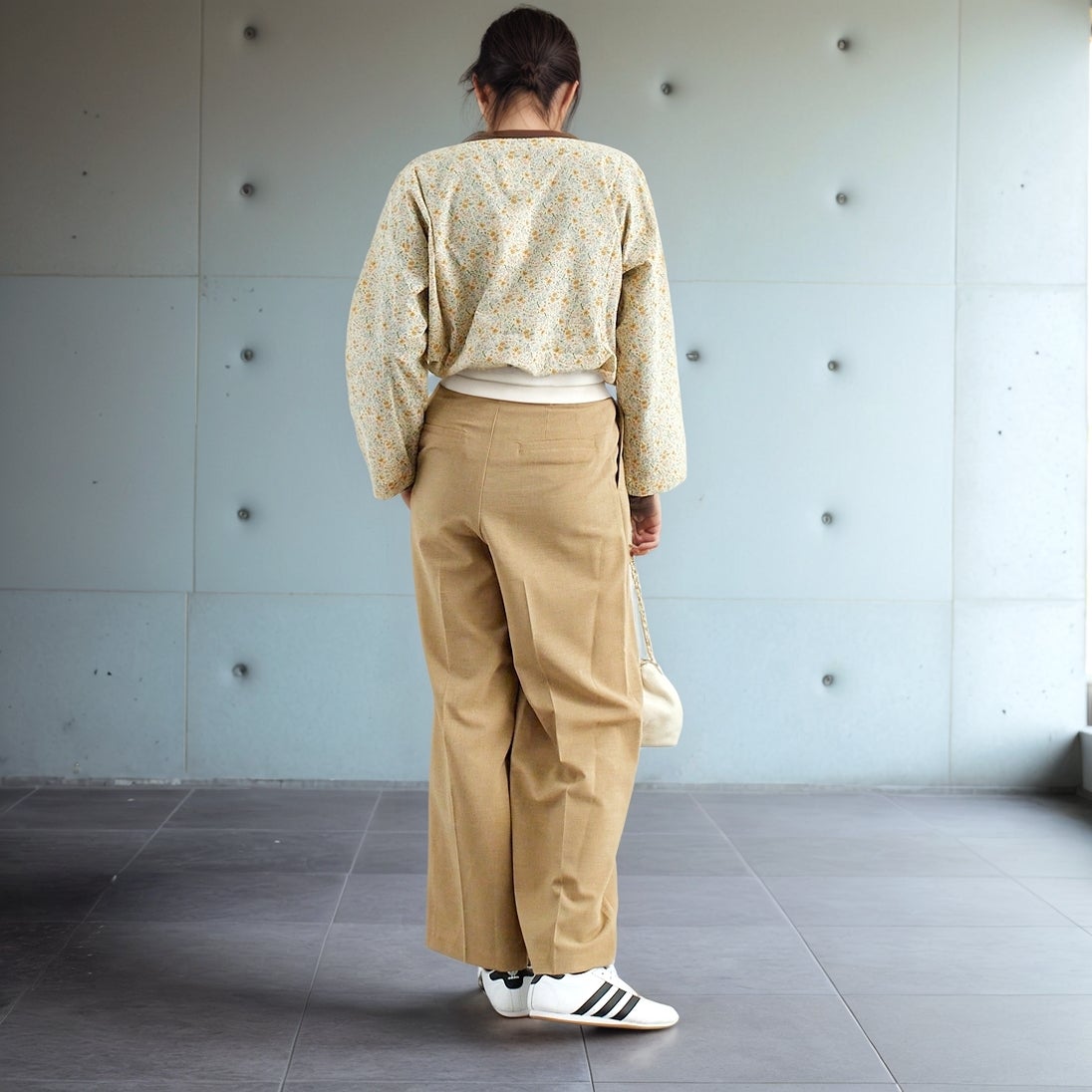 ARMEN [アーメン] コットンフラワープリント ユーティリティボートネックスモック [INAM2513FD] 9600 GYBE &&モデル身長：167cm 着用サイズ：2&&