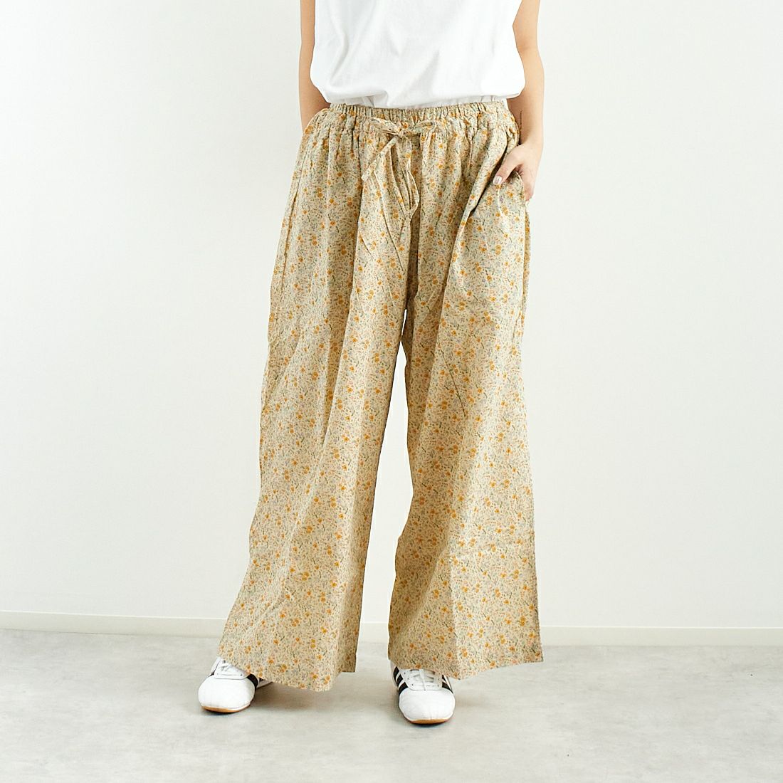 ARMEN [アーメン] コットンフラワープリント ギャザーイージーパンツ [INAM2516FD] 9600 GYBE &&モデル身長：167cm 着用サイズ：2&&