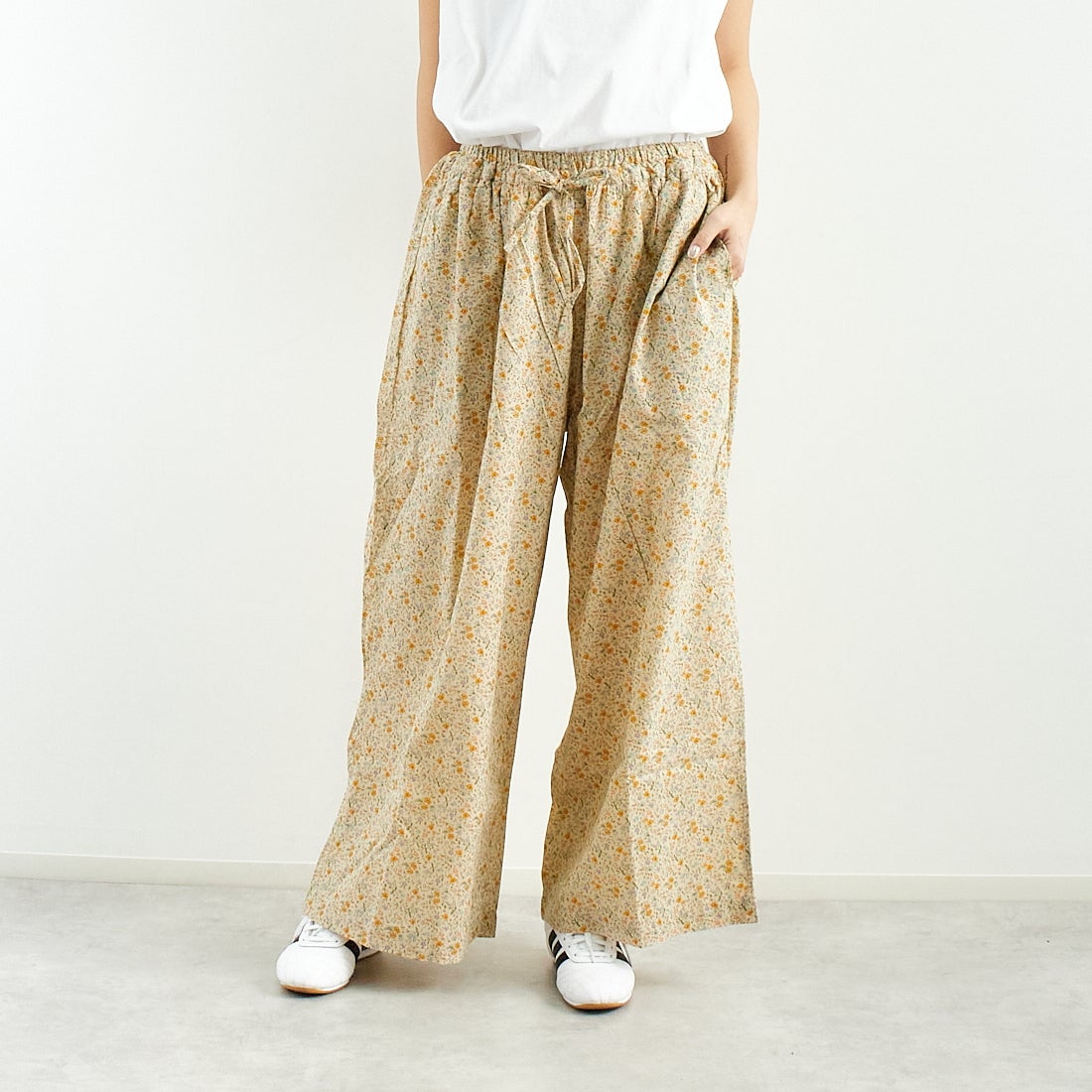 ARMEN [アーメン] コットンフラワープリント ギャザーイージーパンツ [INAM2516FD] 9600 GYBE &&モデル身長：167cm 着用サイズ：2&&