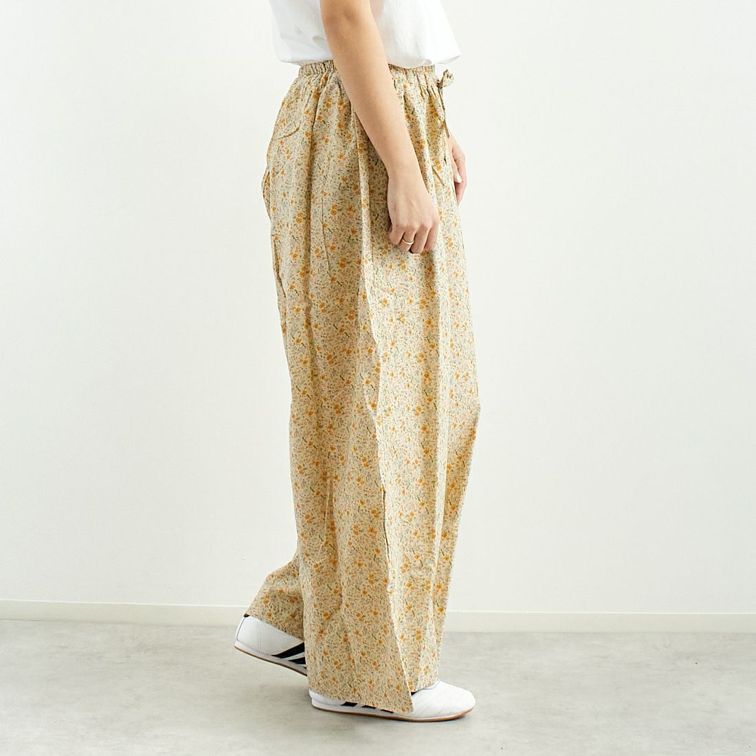 ARMEN [アーメン] コットンフラワープリント ギャザーイージーパンツ [INAM2516FD] 9600 GYBE &&モデル身長：167cm 着用サイズ：2&&