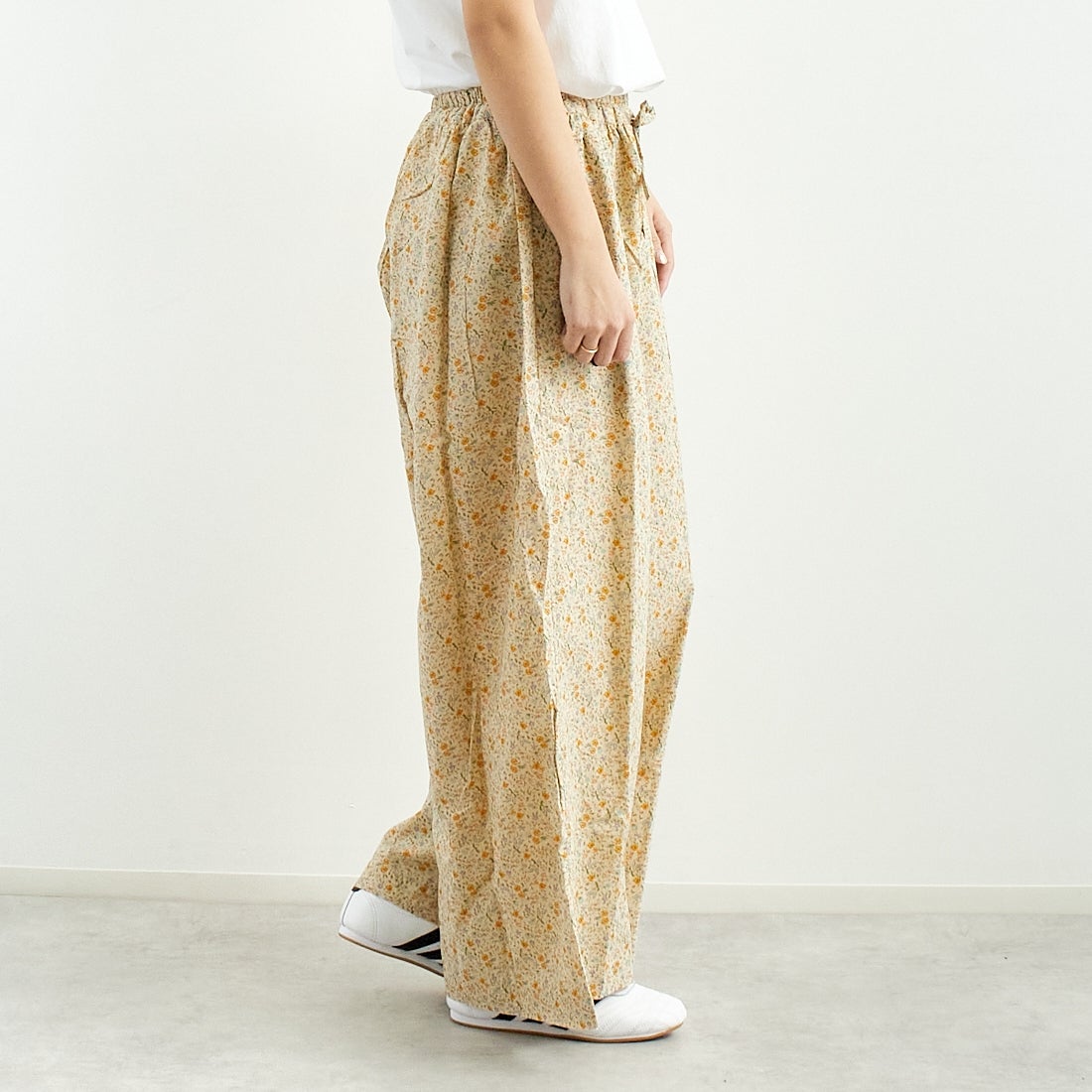 ARMEN [アーメン] コットンフラワープリント ギャザーイージーパンツ [INAM2516FD] 9600 GYBE &&モデル身長：167cm 着用サイズ：2&&