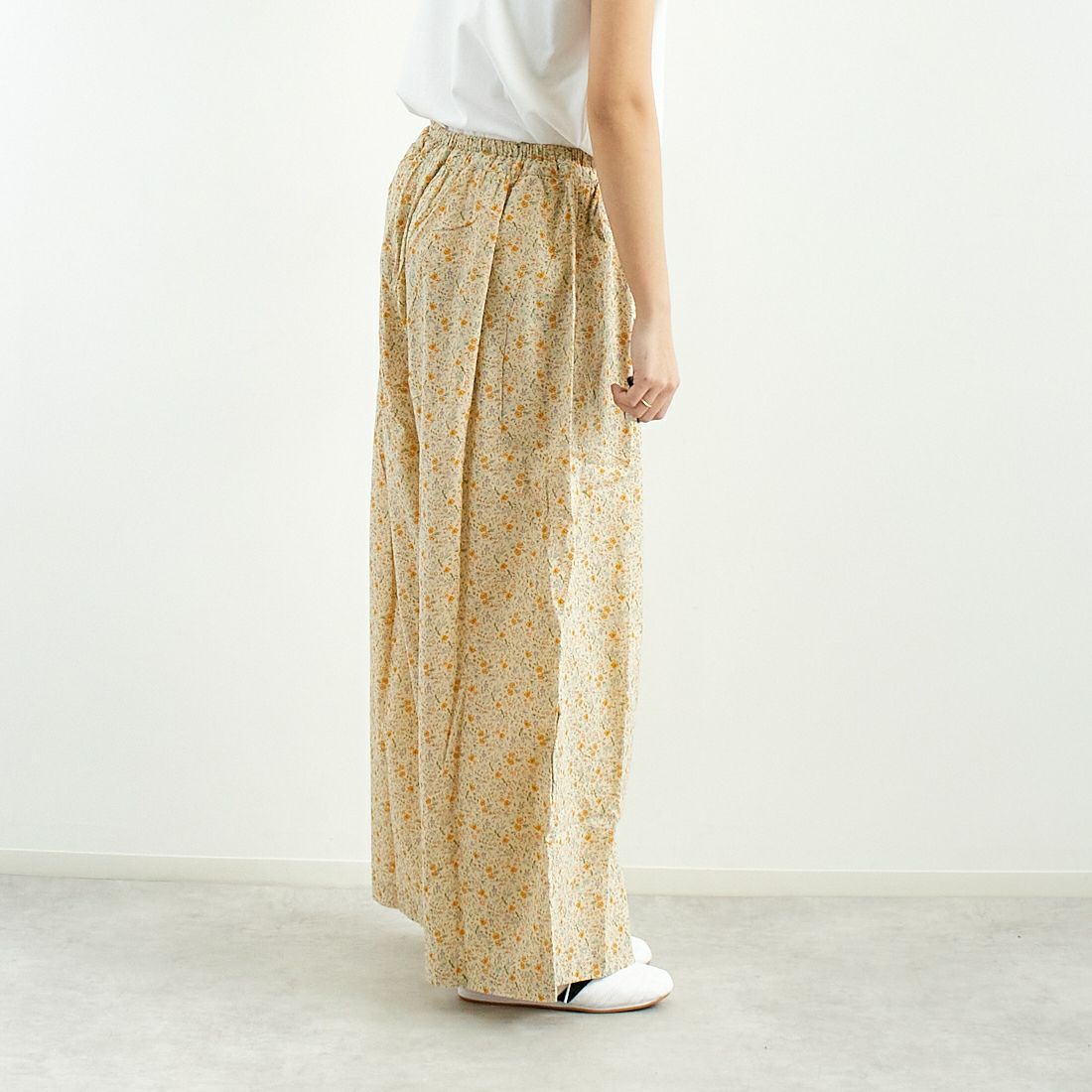 ARMEN [アーメン] コットンフラワープリント ギャザーイージーパンツ [INAM2516FD] 9600 GYBE &&モデル身長：167cm 着用サイズ：2&&