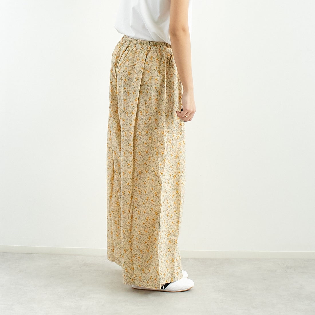 ARMEN [アーメン] コットンフラワープリント ギャザーイージーパンツ [INAM2516FD] 9600 GYBE &&モデル身長：167cm 着用サイズ：2&&