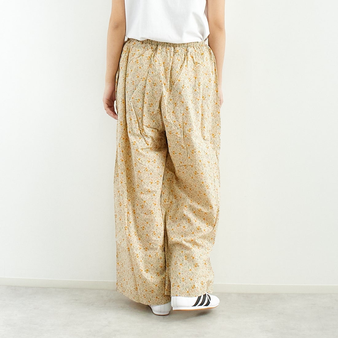 ARMEN [アーメン] コットンフラワープリント ギャザーイージーパンツ [INAM2516FD] 9600 GYBE &&モデル身長：167cm 着用サイズ：2&&