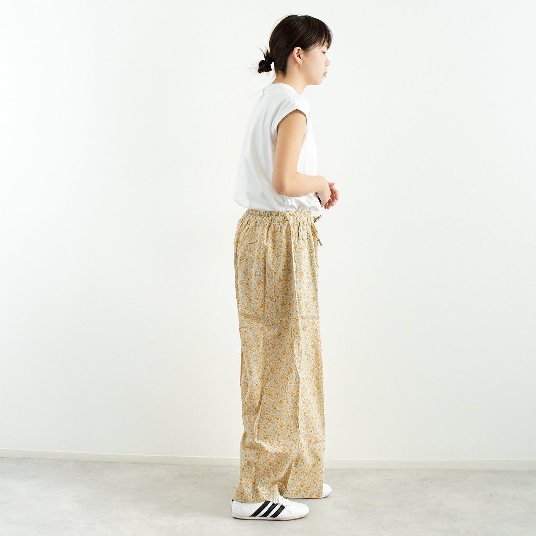 ARMEN [アーメン] コットンフラワープリント ギャザーイージーパンツ [INAM2516FD] 9600 GYBE &&モデル身長：167cm 着用サイズ：2&&