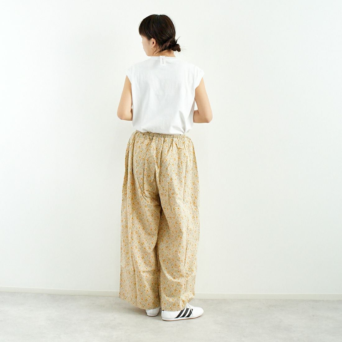 ARMEN [アーメン] コットンフラワープリント ギャザーイージーパンツ [INAM2516FD] 9600 GYBE &&モデル身長：167cm 着用サイズ：2&&