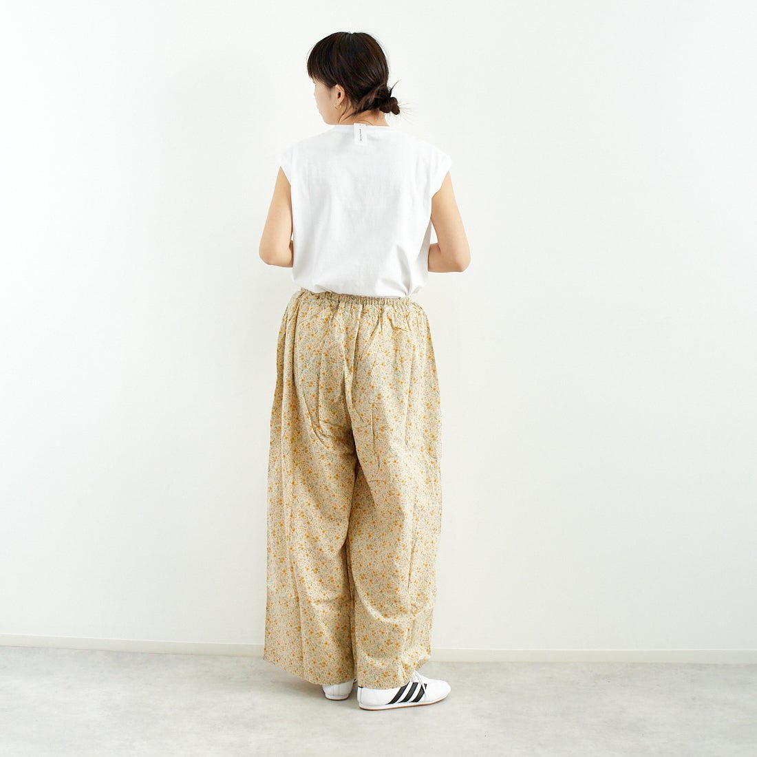 ARMEN [アーメン] コットンフラワープリント ギャザーイージーパンツ [INAM2516FD] 9600 GYBE &&モデル身長：167cm 着用サイズ：2&&