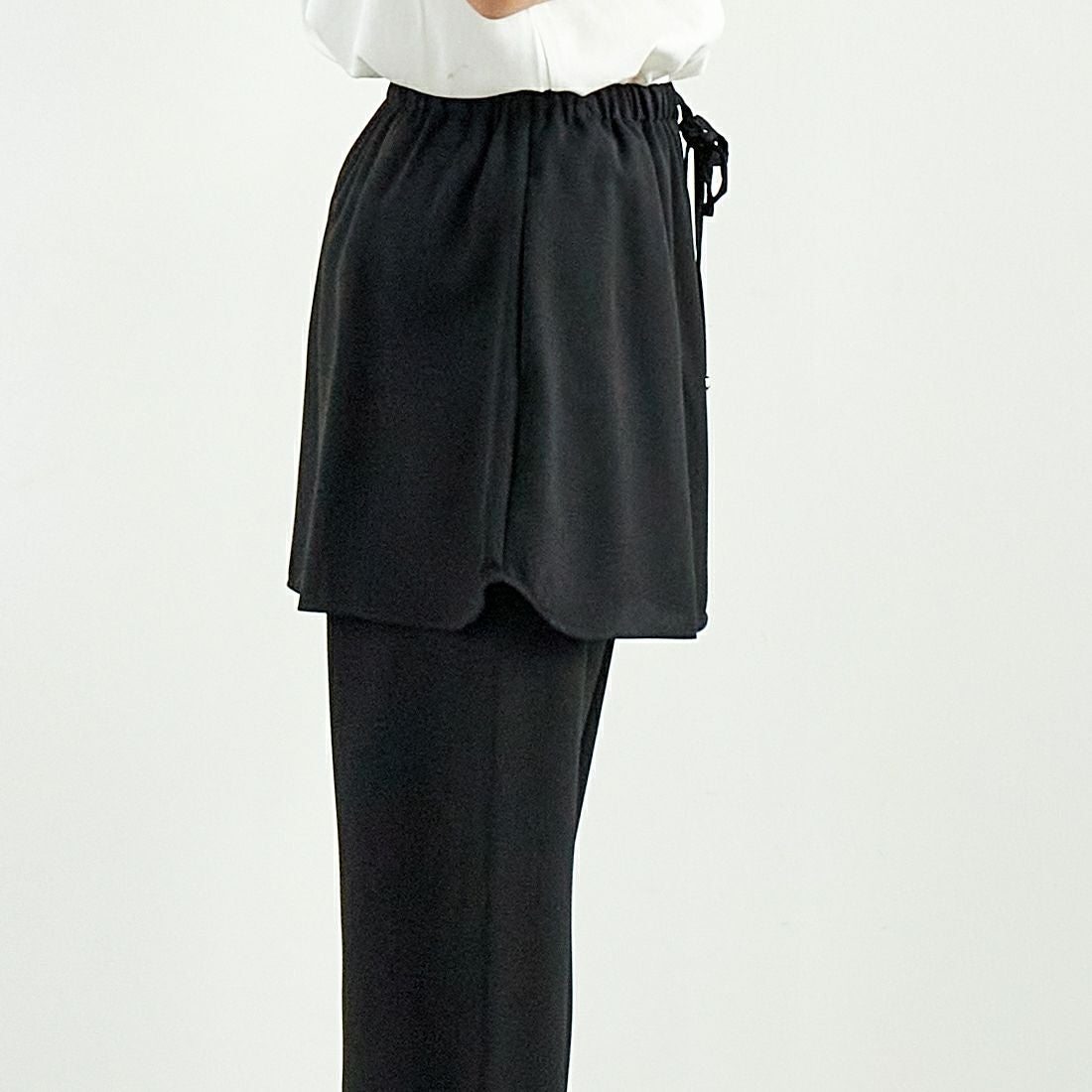 CHIGNON [シニヨン] シャツテールスカートパンツ [3651-025MK] BLACK &&モデル身長：167cm 着用サイズ：F&&