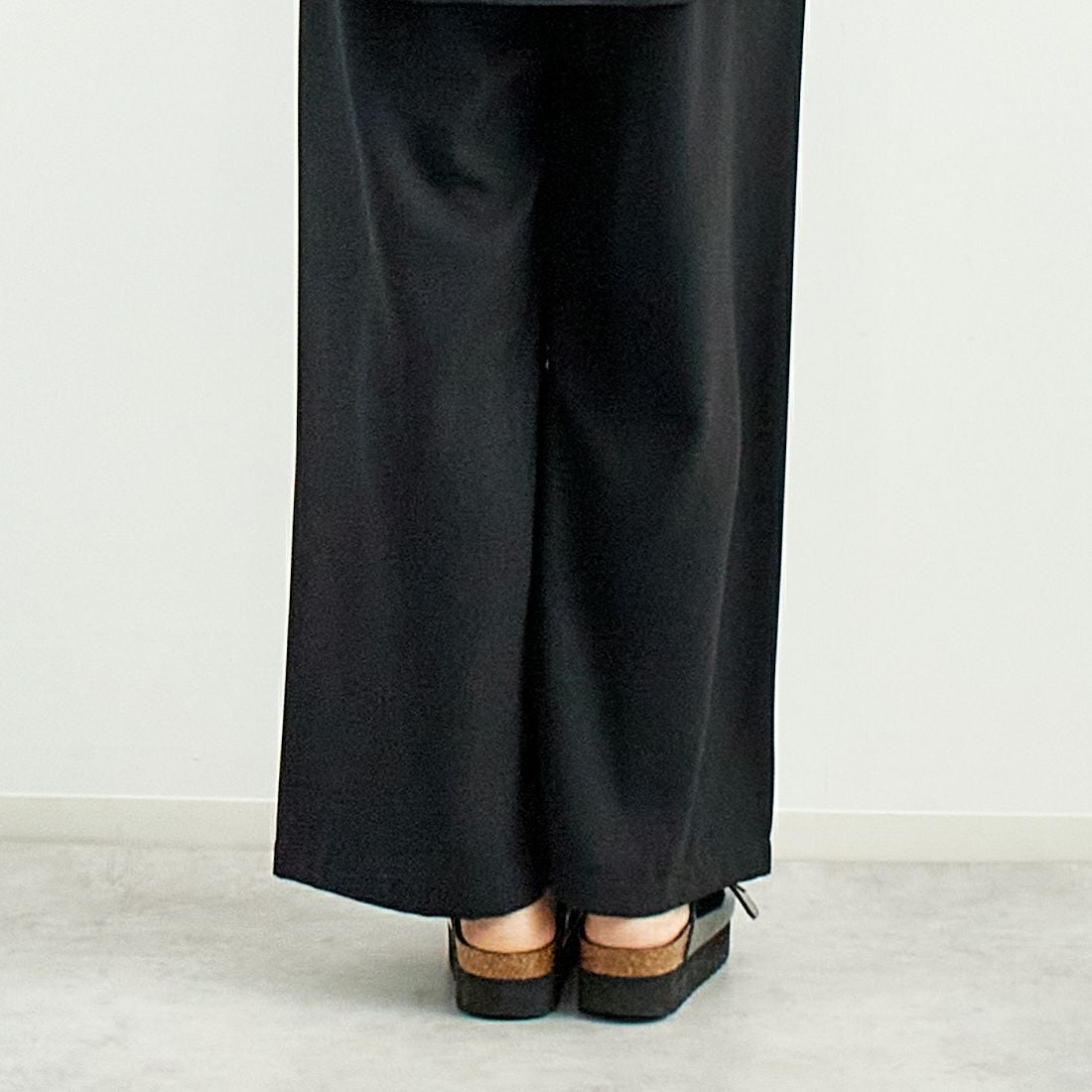 CHIGNON [シニヨン] シャツテールスカートパンツ [3651-025MK] BLACK &&モデル身長：167cm 着用サイズ：F&&