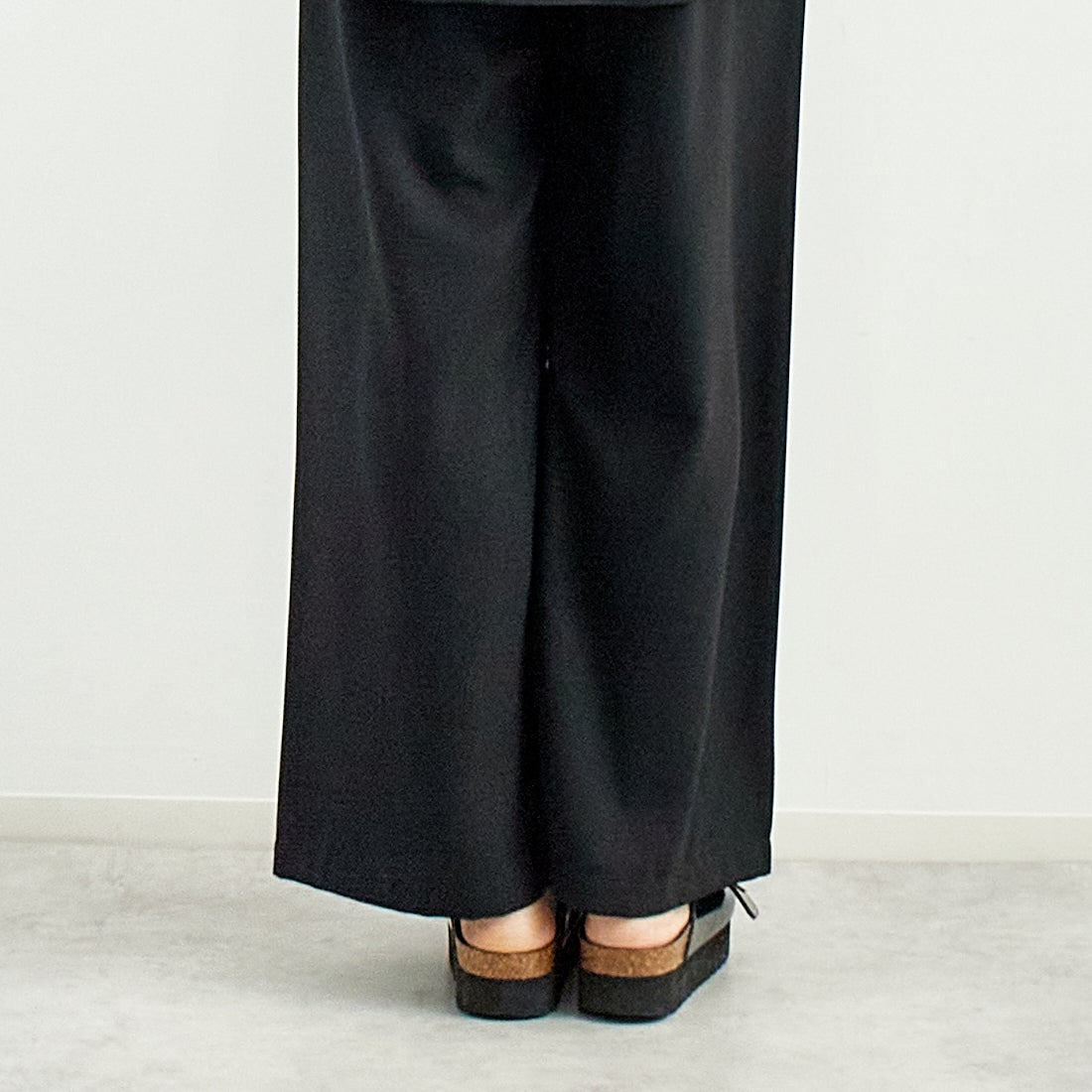 CHIGNON [シニヨン] シャツテールスカートパンツ [3651-025MK] BLACK &&モデル身長：167cm 着用サイズ：F&&