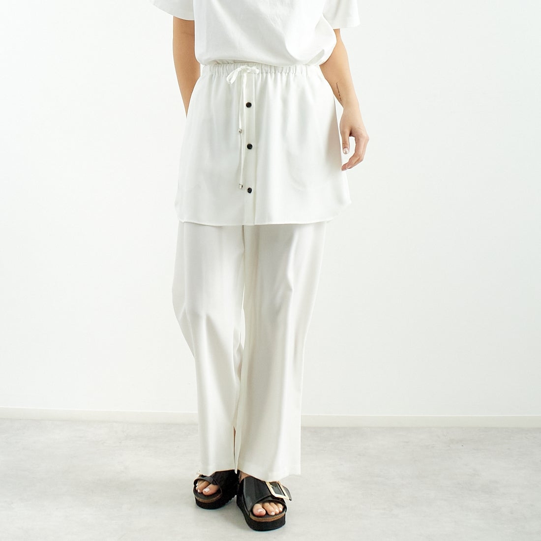 CHIGNON [シニヨン] シャツテールスカートパンツ [3651-025MK] WHITE &&モデル身長：167cm 着用サイズ：F&&