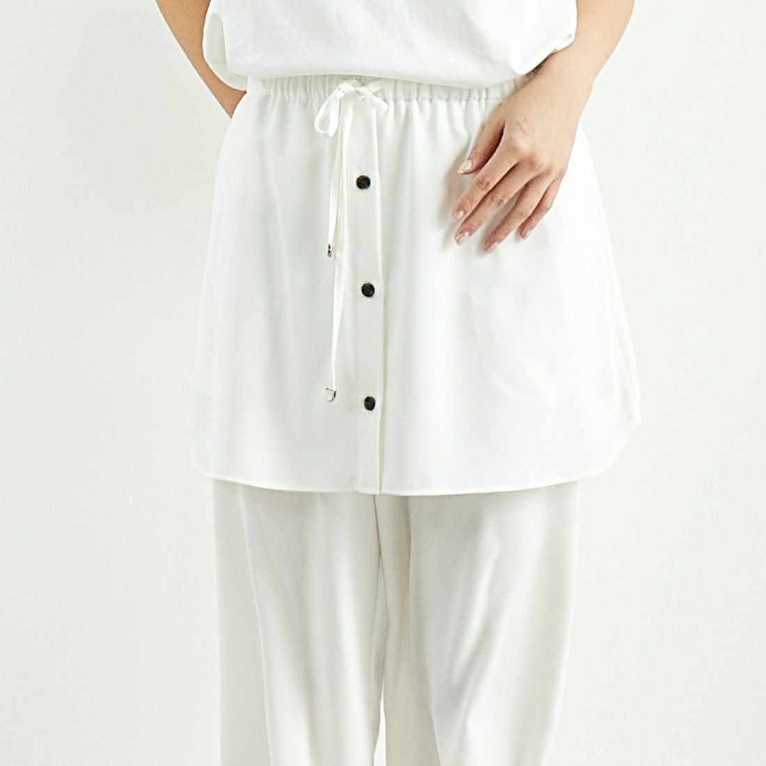 CHIGNON [シニヨン] シャツテールスカートパンツ [3651-025MK] WHITE &&モデル身長：167cm 着用サイズ：F&&