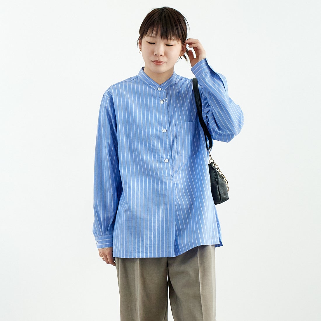 STILL BY HAND [スティルバイハンド] コットンラミー プルオーバーシャツ [SH02251WM] BLUE ST &&モデル身長：167cm 着用サイズ：F&&