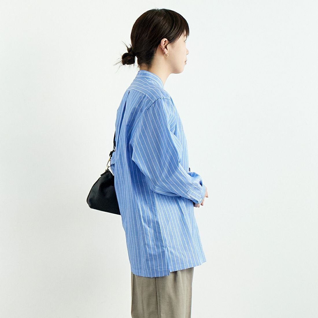 STILL BY HAND [スティルバイハンド] コットンラミー プルオーバーシャツ [SH02251WM] BLUE ST &&モデル身長：167cm 着用サイズ：F&&