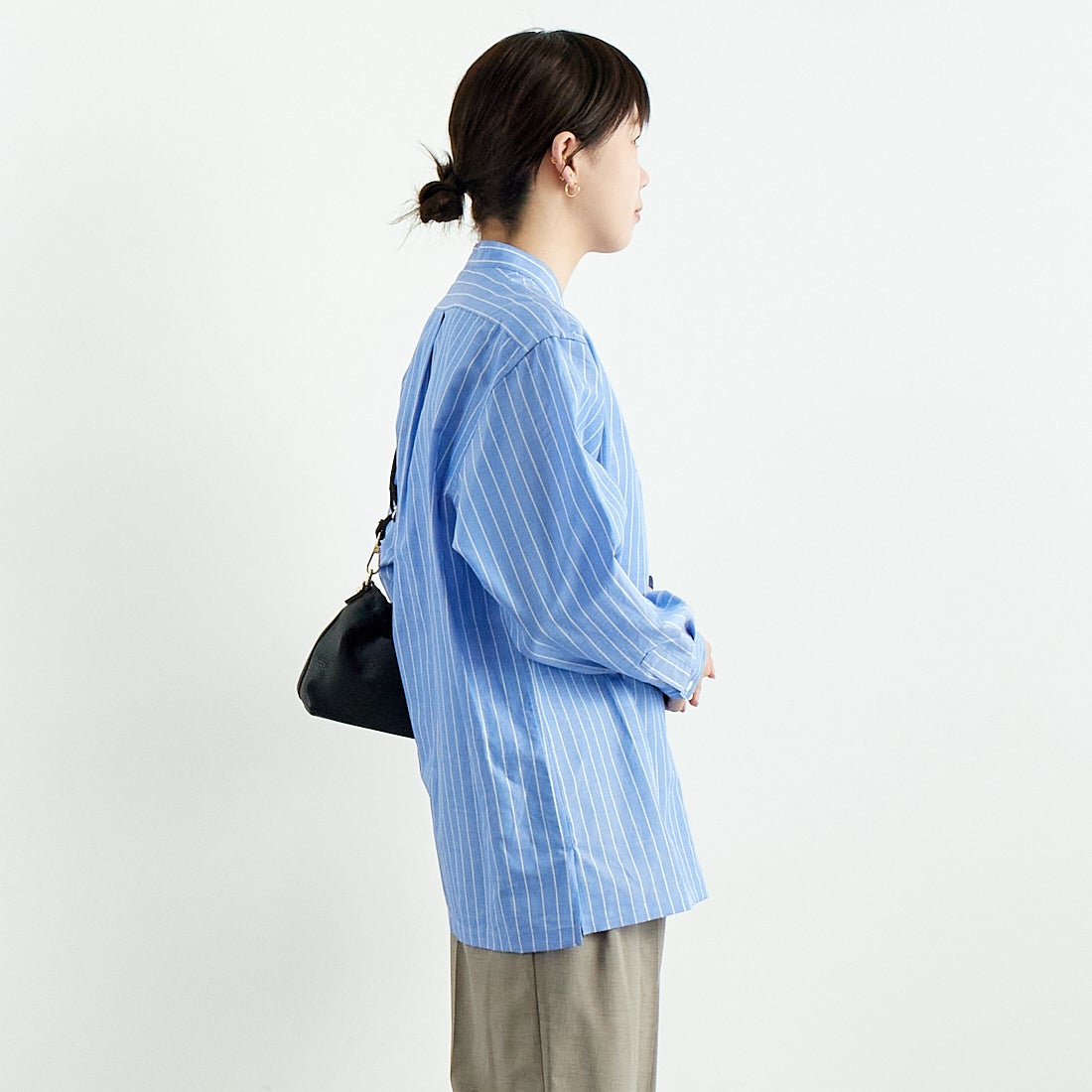 STILL BY HAND [スティルバイハンド] コットンラミー プルオーバーシャツ [SH02251WM] BLUE ST &&モデル身長：167cm 着用サイズ：F&&