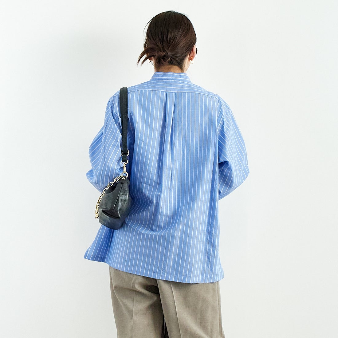 STILL BY HAND [スティルバイハンド] コットンラミー プルオーバーシャツ [SH02251WM] BLUE ST &&モデル身長：167cm 着用サイズ：F&&
