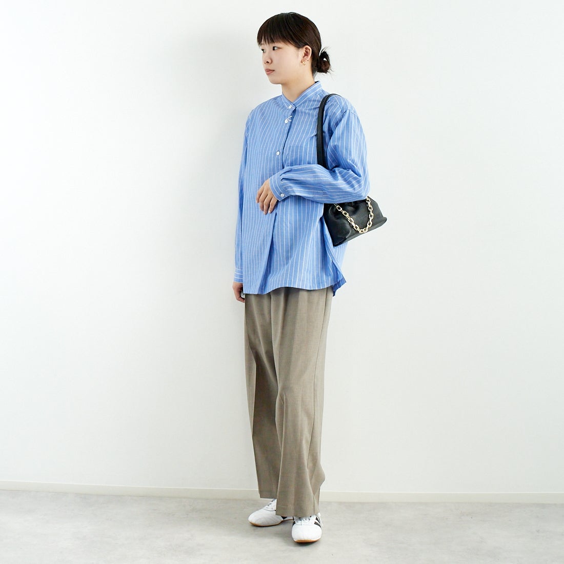 STILL BY HAND [スティルバイハンド] コットンラミー プルオーバーシャツ [SH02251WM] BLUE ST &&モデル身長：167cm 着用サイズ：F&&