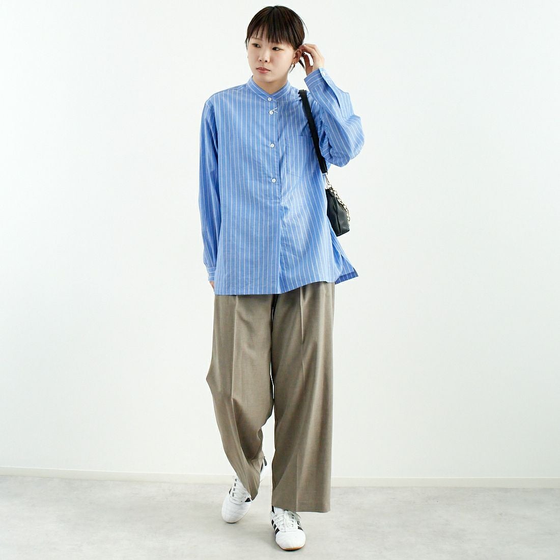 STILL BY HAND [スティルバイハンド] コットンラミー プルオーバーシャツ [SH02251WM] BLUE ST &&モデル身長：167cm 着用サイズ：F&&