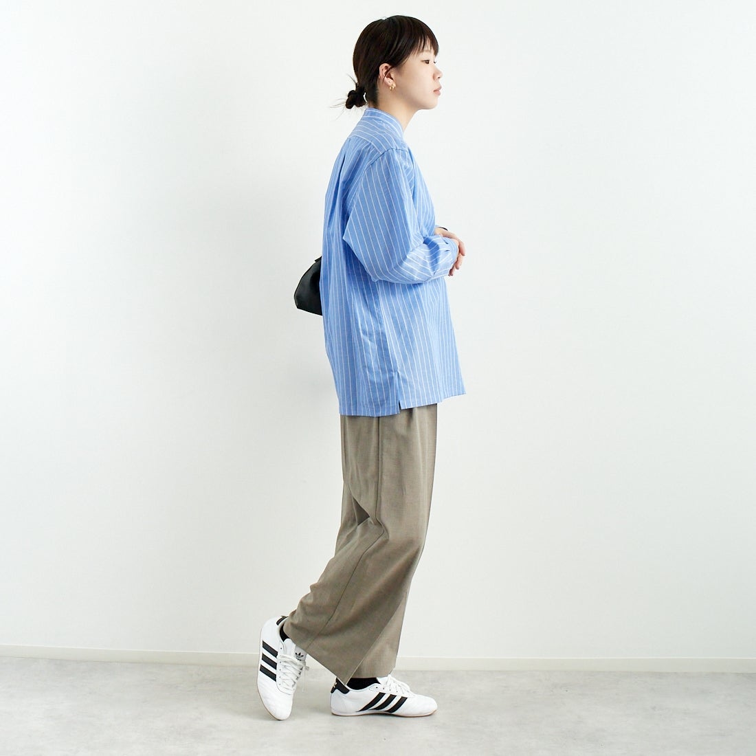 STILL BY HAND [スティルバイハンド] コットンラミー プルオーバーシャツ [SH02251WM] BLUE ST &&モデル身長：167cm 着用サイズ：F&&