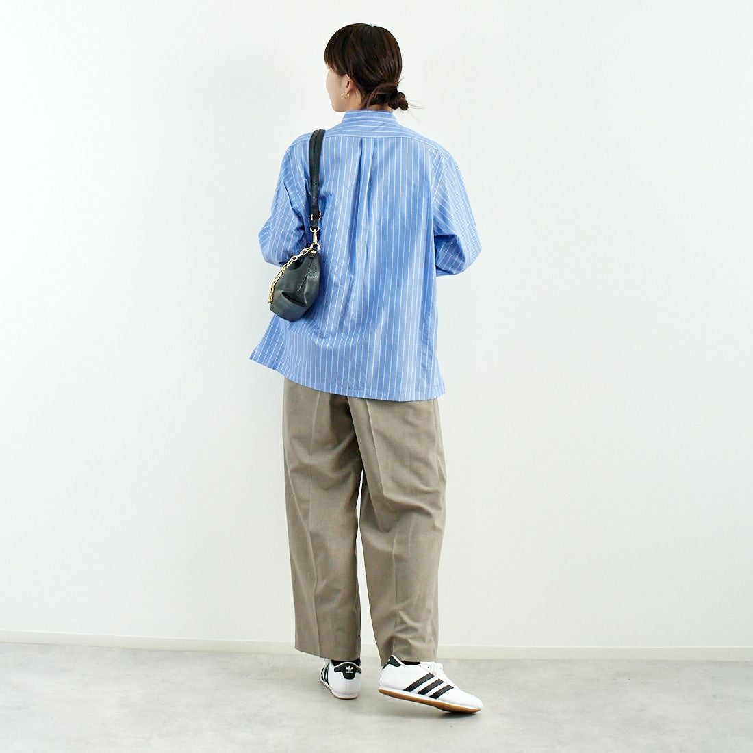 STILL BY HAND [スティルバイハンド] コットンラミー プルオーバーシャツ [SH02251WM] BLUE ST &&モデル身長：167cm 着用サイズ：F&&