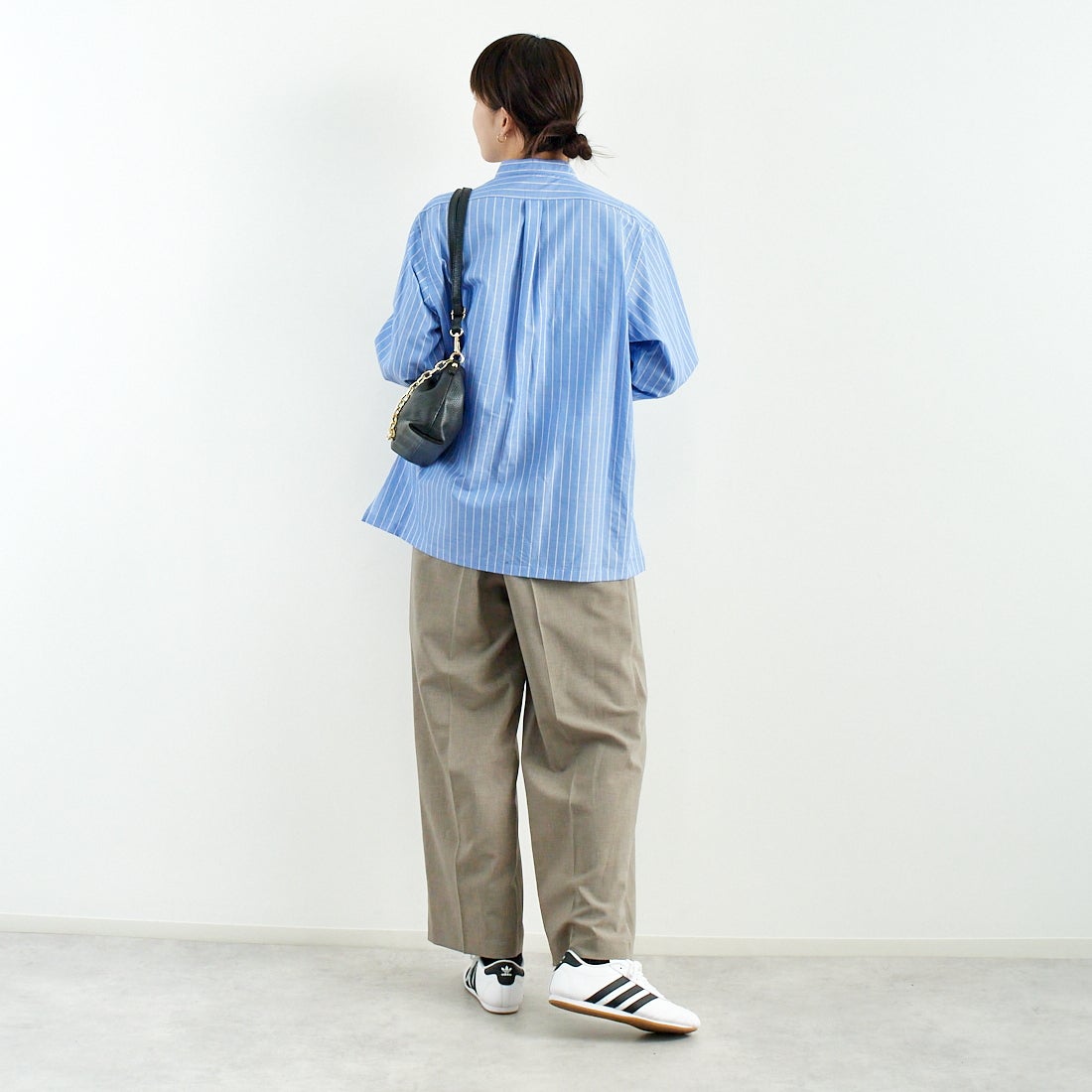 STILL BY HAND [スティルバイハンド] コットンラミー プルオーバーシャツ [SH02251WM] BLUE ST &&モデル身長：167cm 着用サイズ：F&&