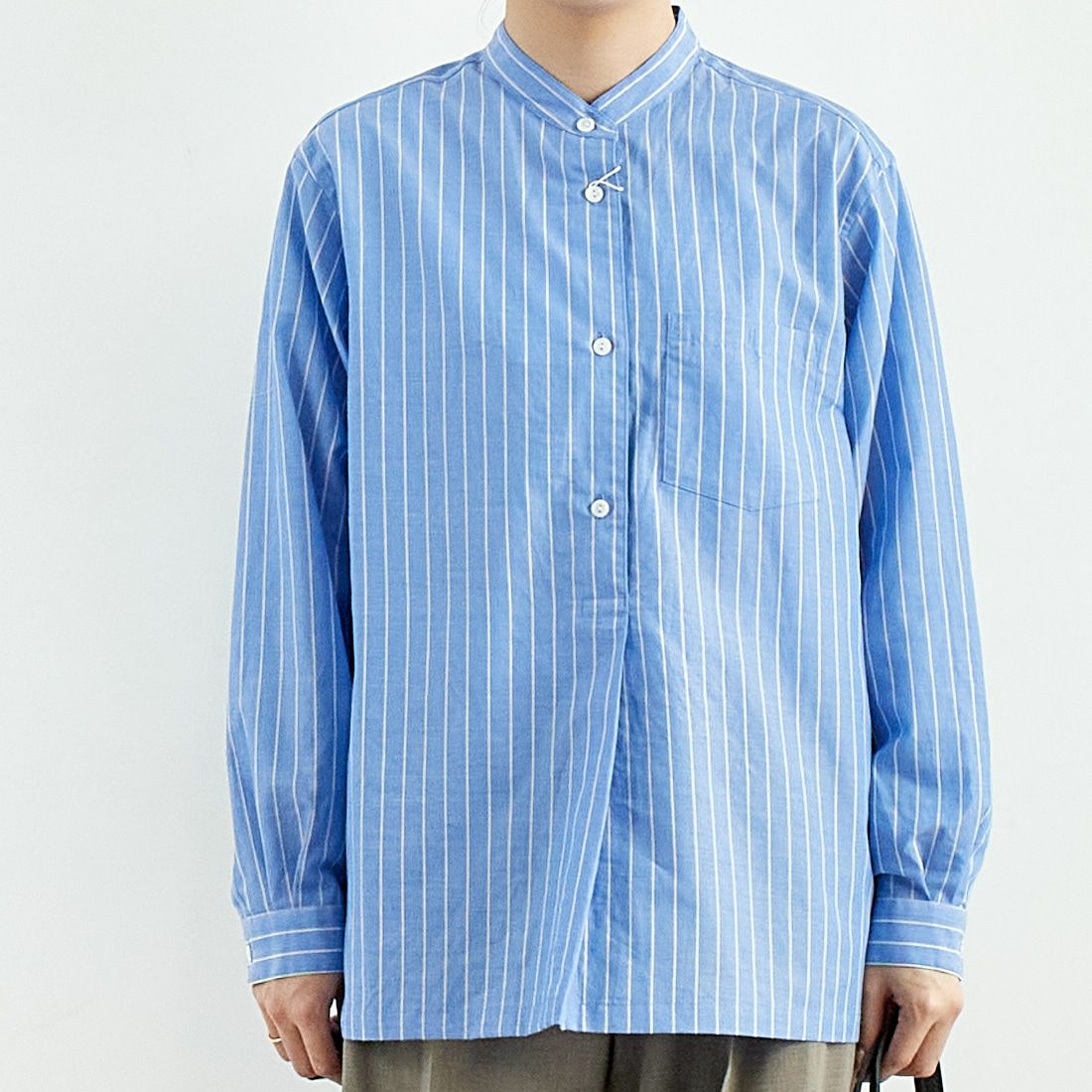 STILL BY HAND [スティルバイハンド] コットンラミー プルオーバーシャツ [SH02251WM] BLUE ST &&モデル身長：167cm 着用サイズ：F&&