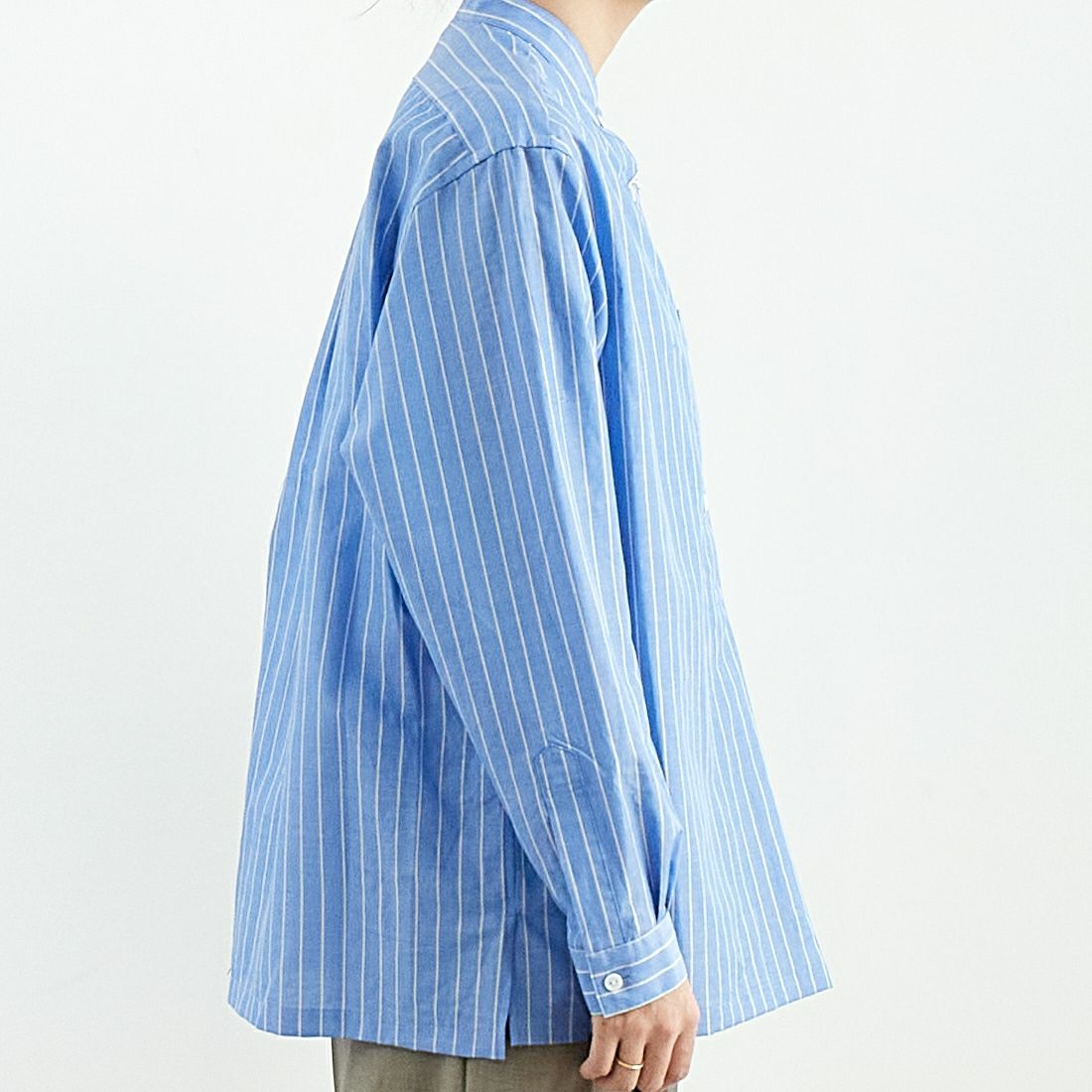 STILL BY HAND [スティルバイハンド] コットンラミー プルオーバーシャツ [SH02251WM] BLUE ST &&モデル身長：167cm 着用サイズ：F&&