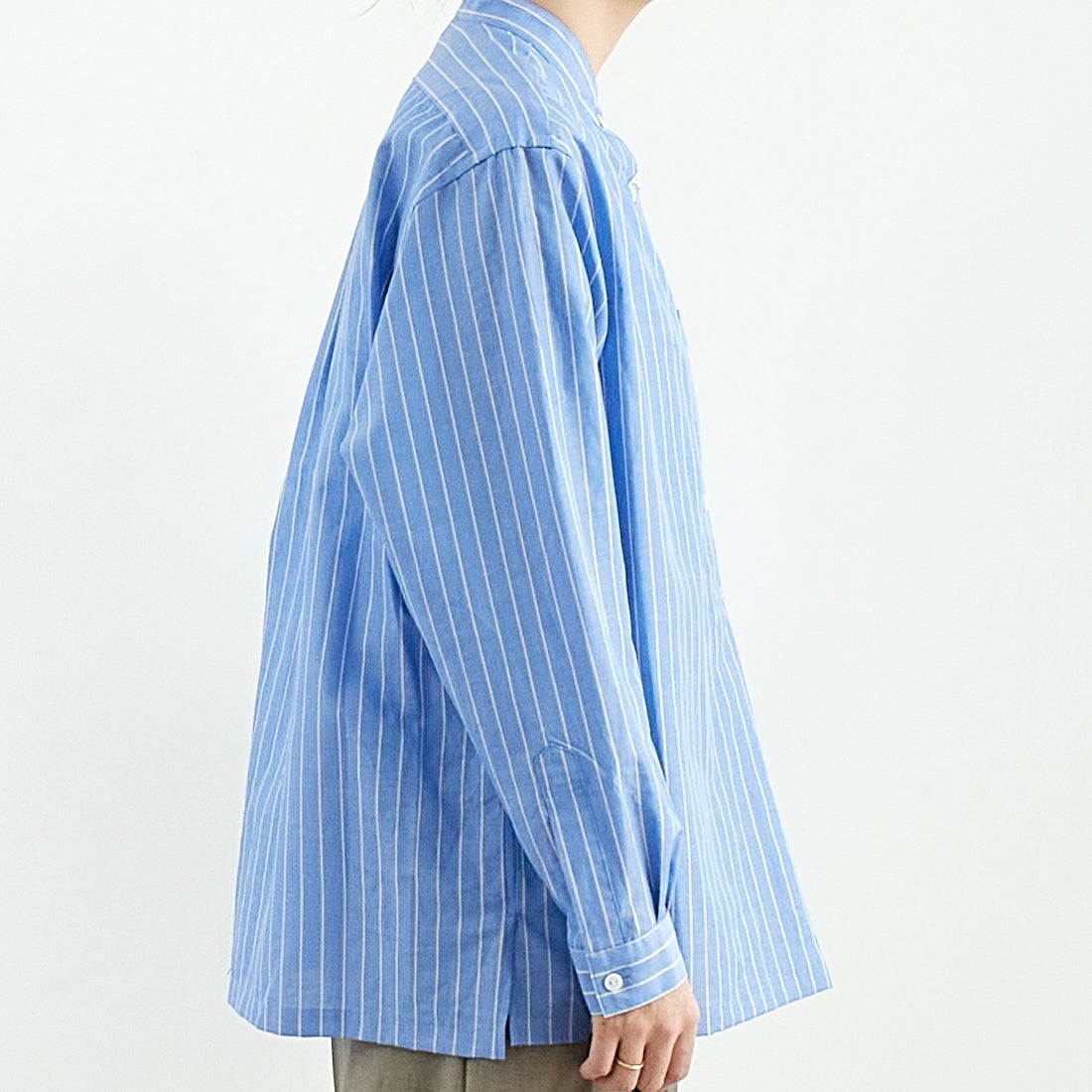 STILL BY HAND [スティルバイハンド] コットンラミー プルオーバーシャツ [SH02251WM] BLUE ST &&モデル身長：167cm 着用サイズ：F&&