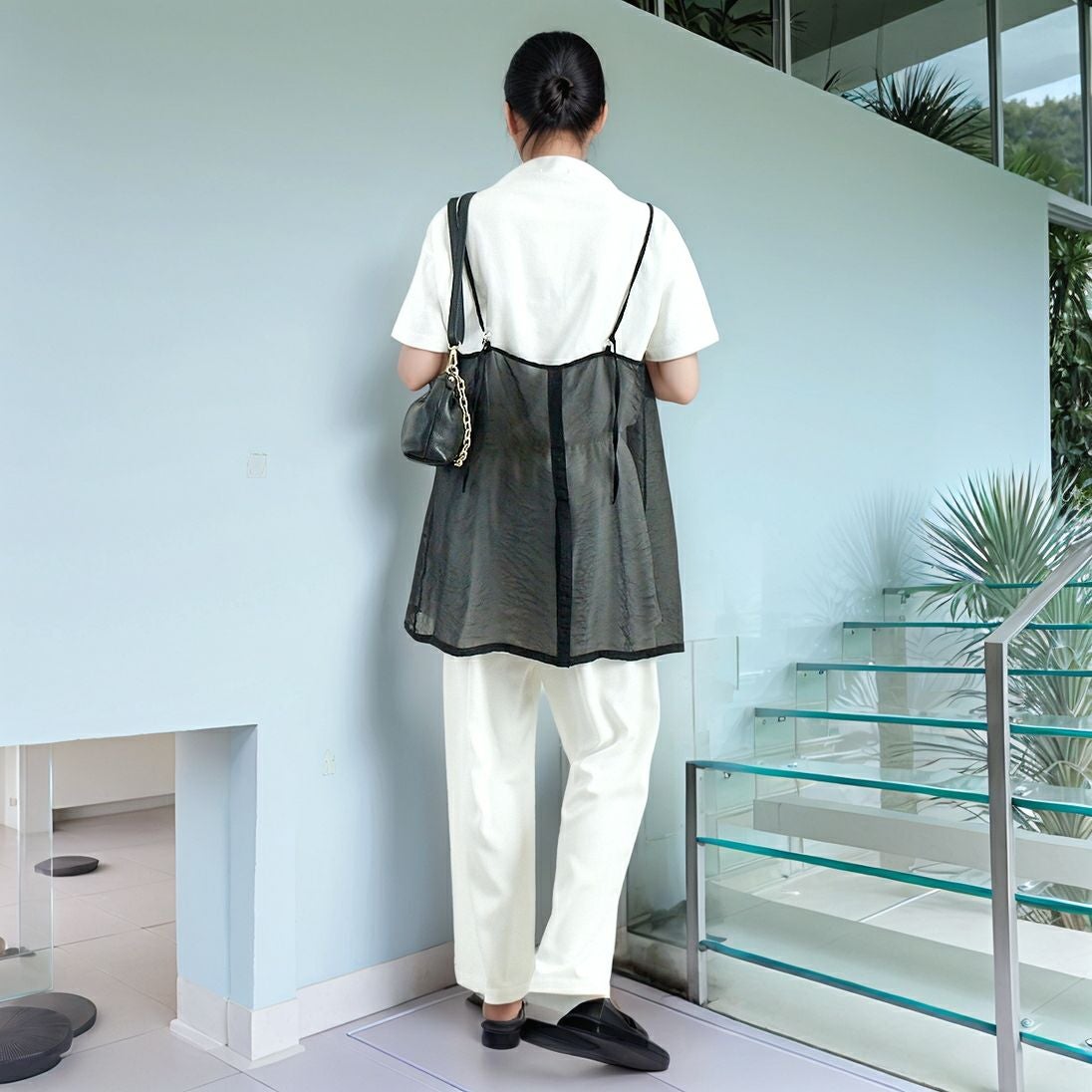 CHIGNON [シニヨン] シアーチュニックキャミソール [1651-033MK] BLACK &&モデル身長：167cm 着用サイズ：F&&