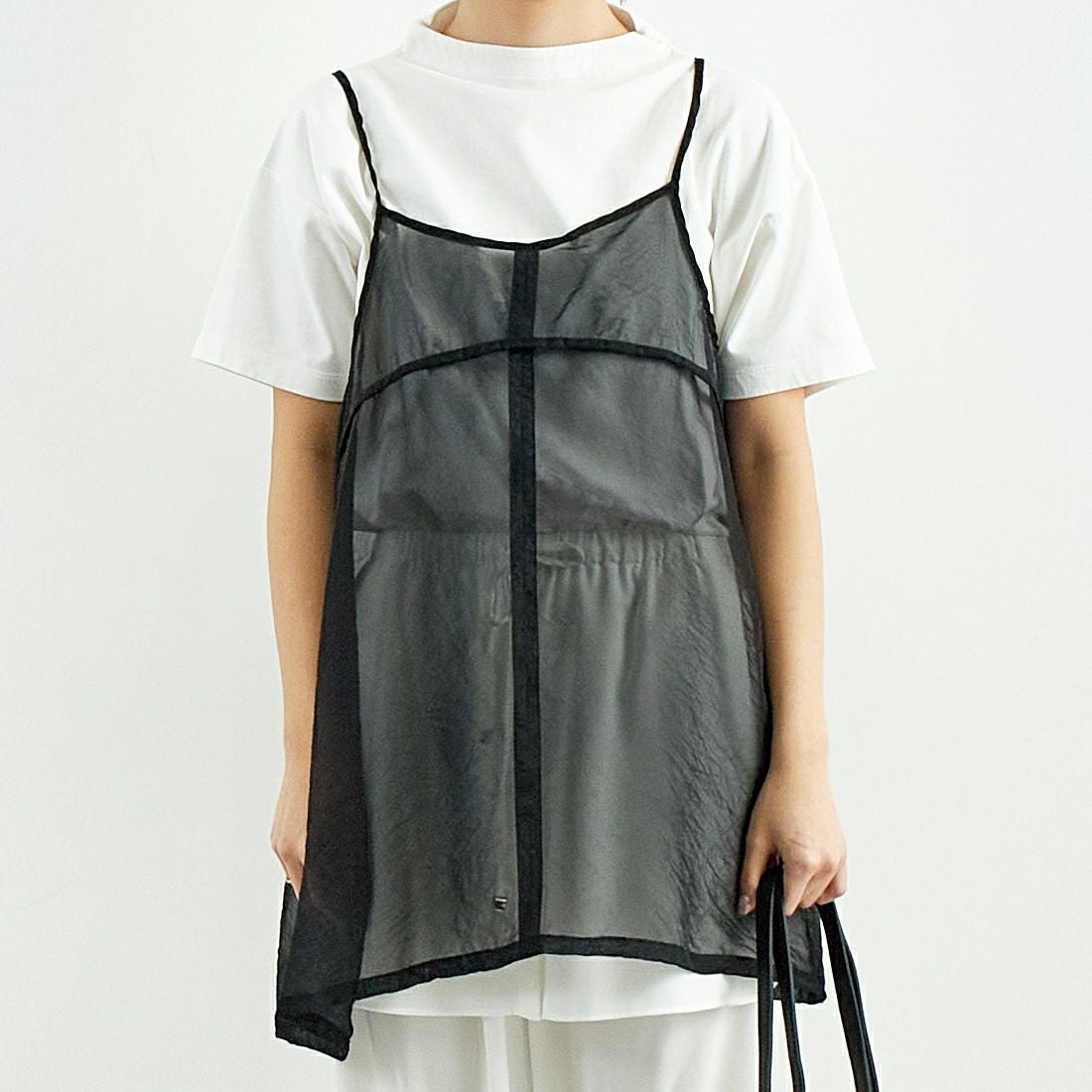 CHIGNON [シニヨン] シアーチュニックキャミソール [1651-033MK] BLACK &&モデル身長：167cm 着用サイズ：F&&