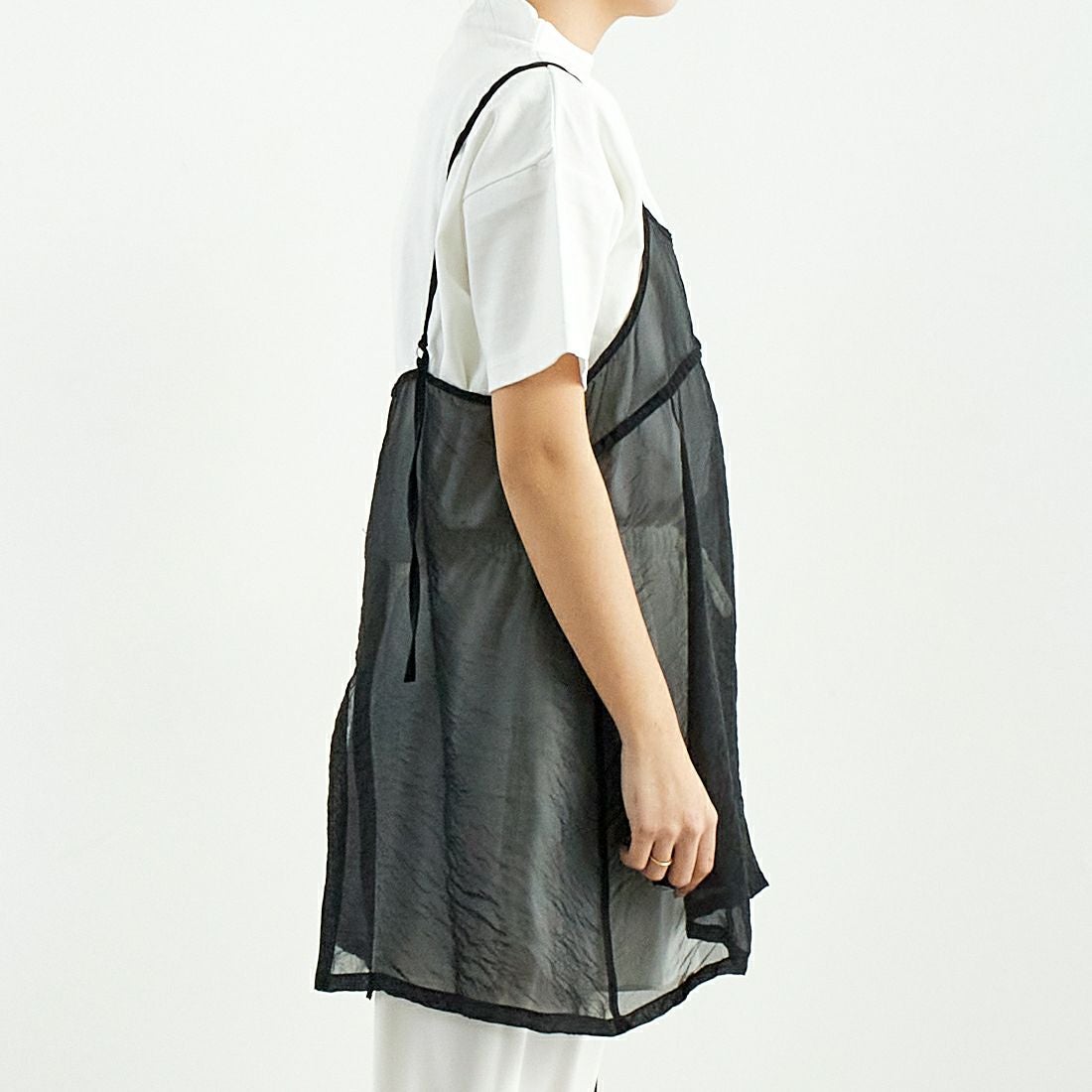 CHIGNON [シニヨン] シアーチュニックキャミソール [1651-033MK] BLACK &&モデル身長：167cm 着用サイズ：F&&