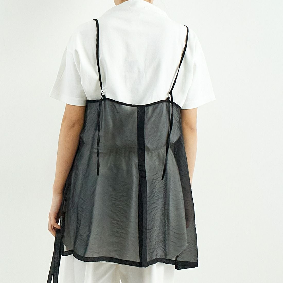 CHIGNON [シニヨン] シアーチュニックキャミソール [1651-033MK] BLACK &&モデル身長：167cm 着用サイズ：F&&